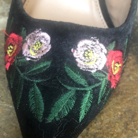 Floral Embroidered Black Pumps - Picture 11 of 13